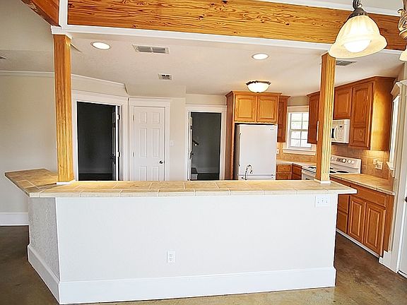 4th image of 806 Switzer St