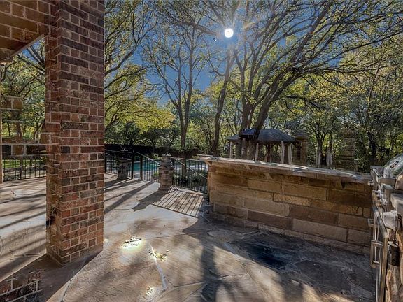 2nd image of 504 Round Hollow Ln