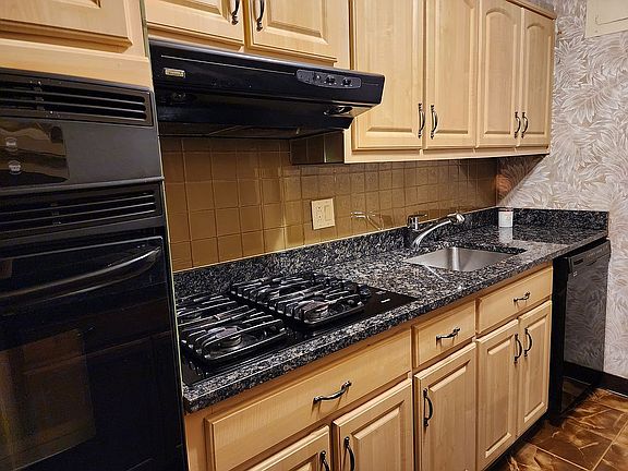 Upgraded Kitchen - Granite Countertops