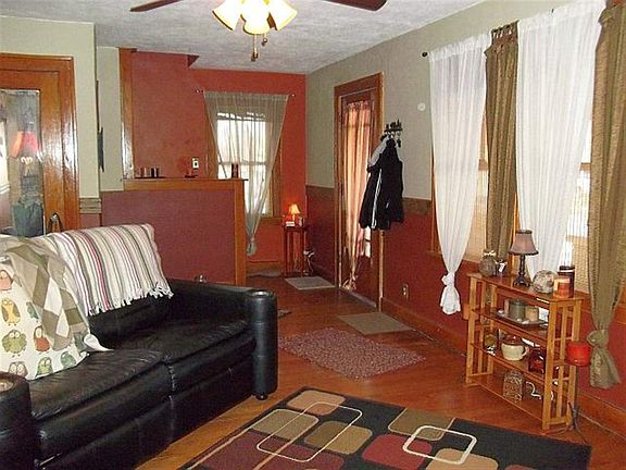 4th image of 533 Gladstone Ave