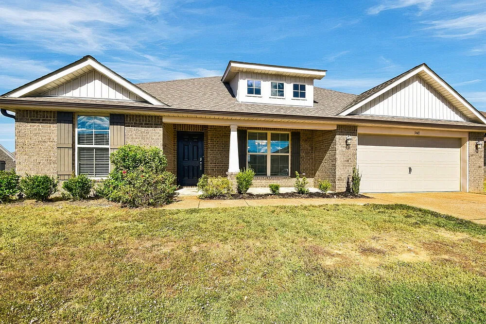 4 bed, 2.0 bath, 1930 sqft, $2,215 — Photo 3