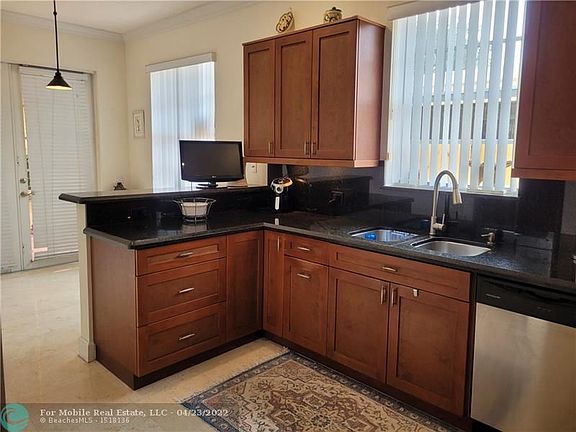 5th image of 705 SW 16th Ct