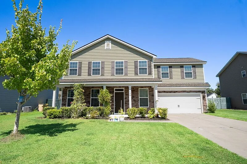 4 bed, 2.5 bath, 2200 sqft, $2,600 — Photo 2