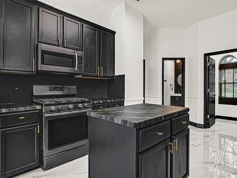 11915 Helene Ct — Photo 5