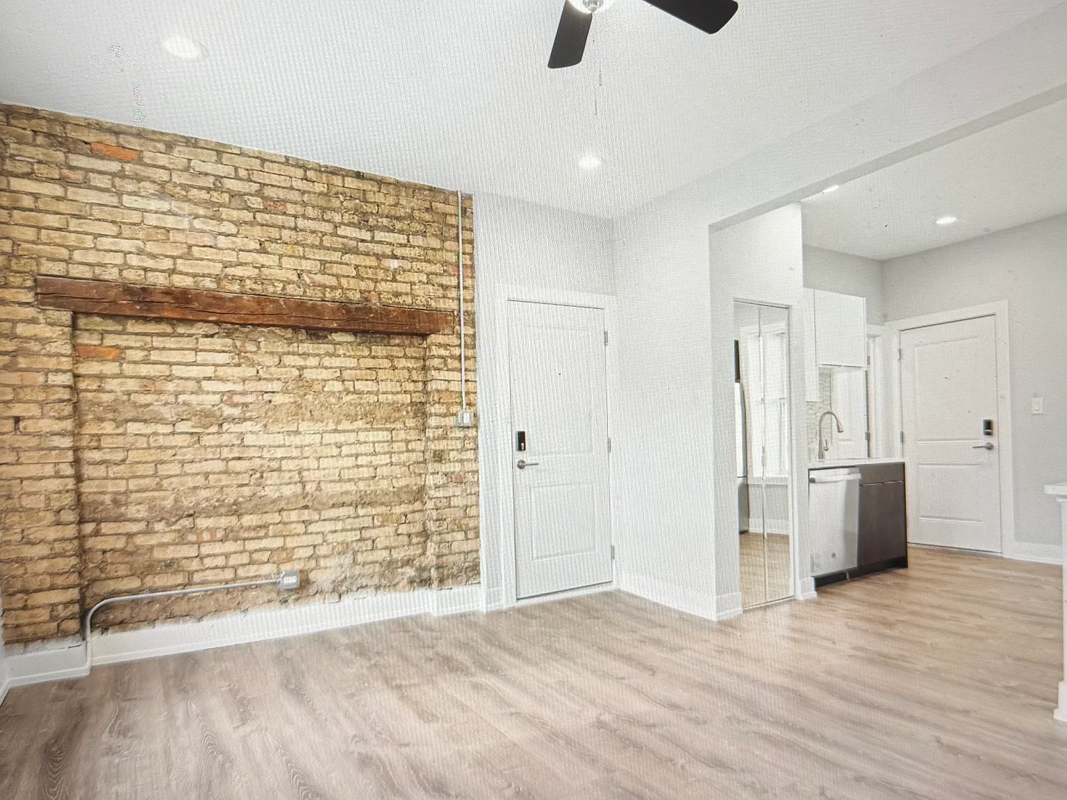 2 bed, 700 sqft, $2,100 — Photo 4