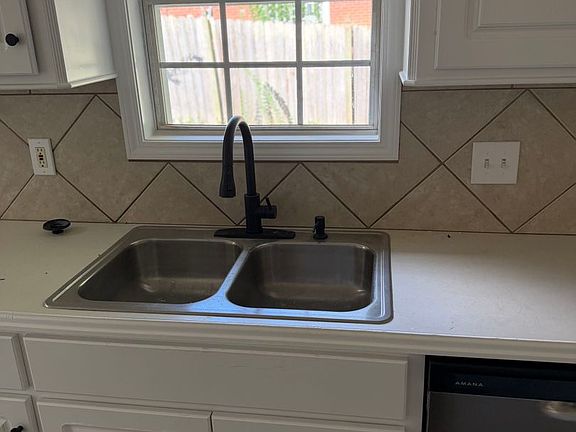 4th image of 703 Lansdowne Ln