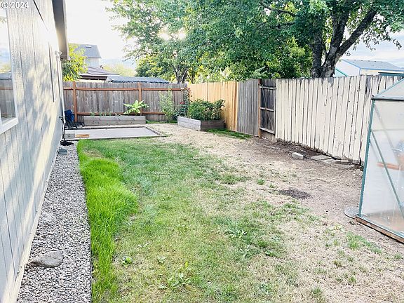 5th image of 809 SE 74th Ave