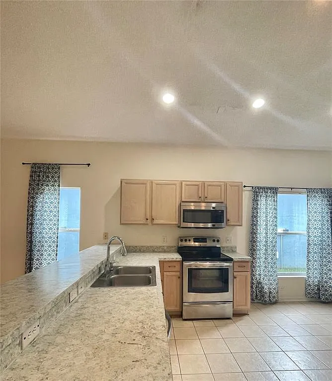 3 bed, 2.0 bath, 1834 sqft, $2,300 — Photo 3