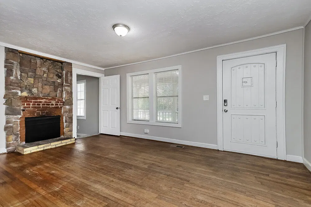 3 bed, 2.0 bath, 1423 sqft, $2,100 — Photo 3