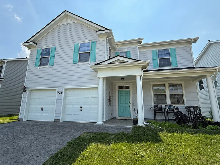 240 Seymour Pl — Photo 1