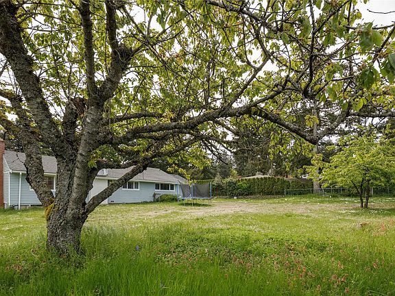 4th image of 2555 Departure Bay Rd