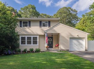 5 Monett Pl, Greenlawn, NY 11740