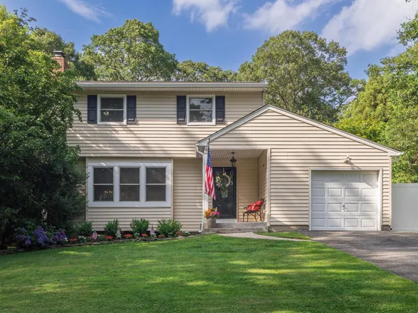 5 Monett Place, Greenlawn, NY 11740