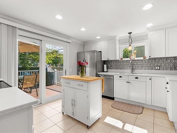 Large Kitchen - Center Island Conveys with the Home