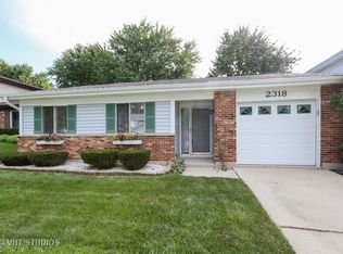 2318 Vista Dr, Woodridge, IL 60517