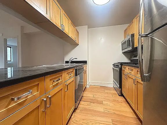 4th image of 323 W 96th St APT 403