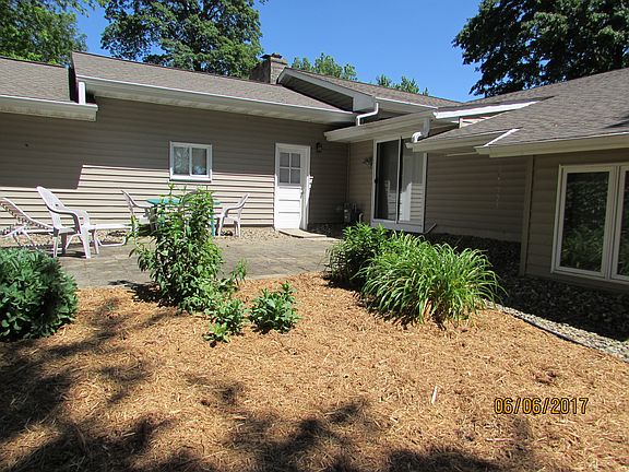 3rd image of 104 Parkway Dr