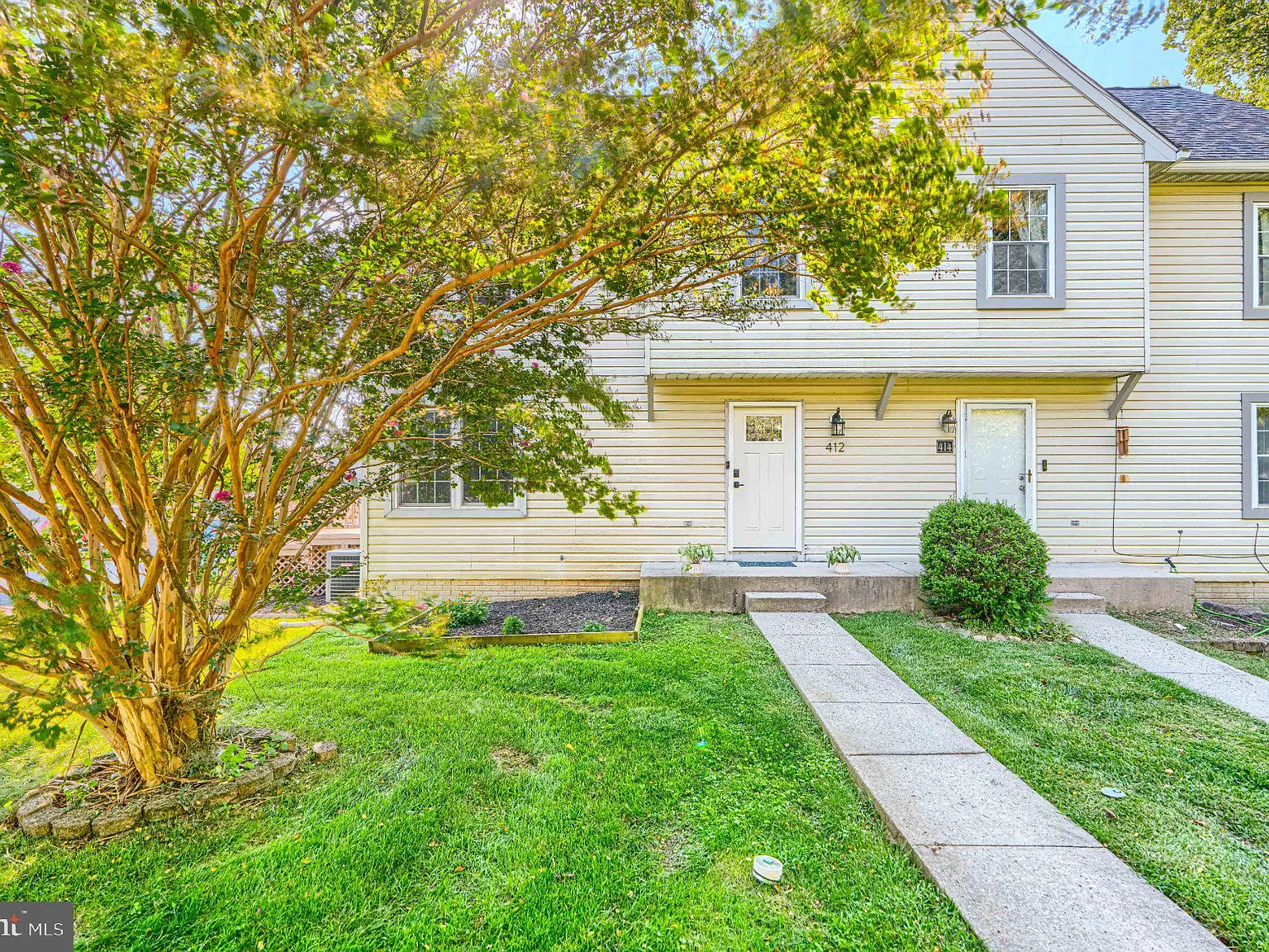 3 bed, 2.5 bath, 2094 sqft, $2,400 — Photo 1