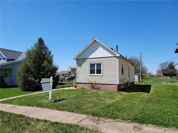 309 West St, Dysart, IA 52224