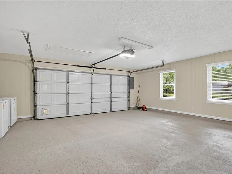3520 Clifden Dr — Photo 37