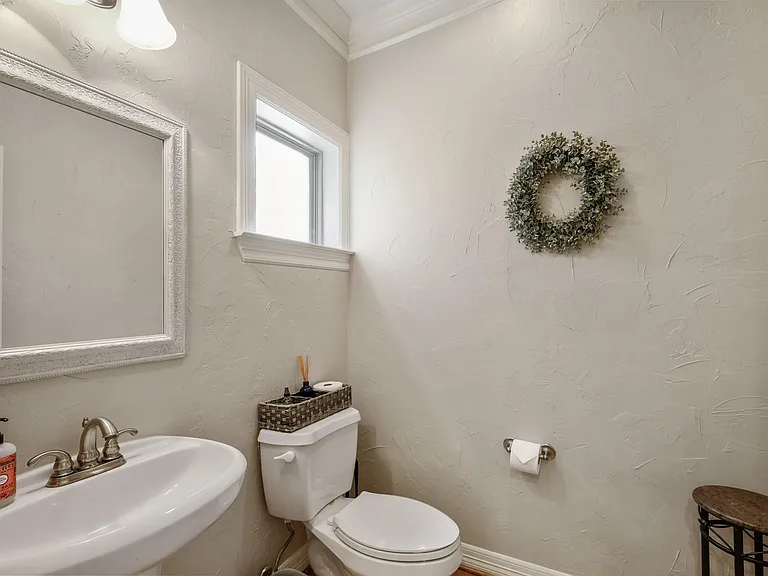933 W 17th St — Photo 9