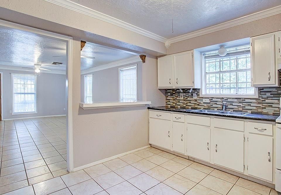 1st image of 4808 McEwen St