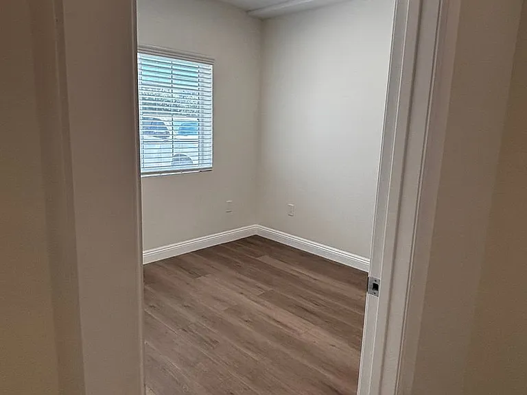 124-126 S Marengo Ave #B — Photo 11