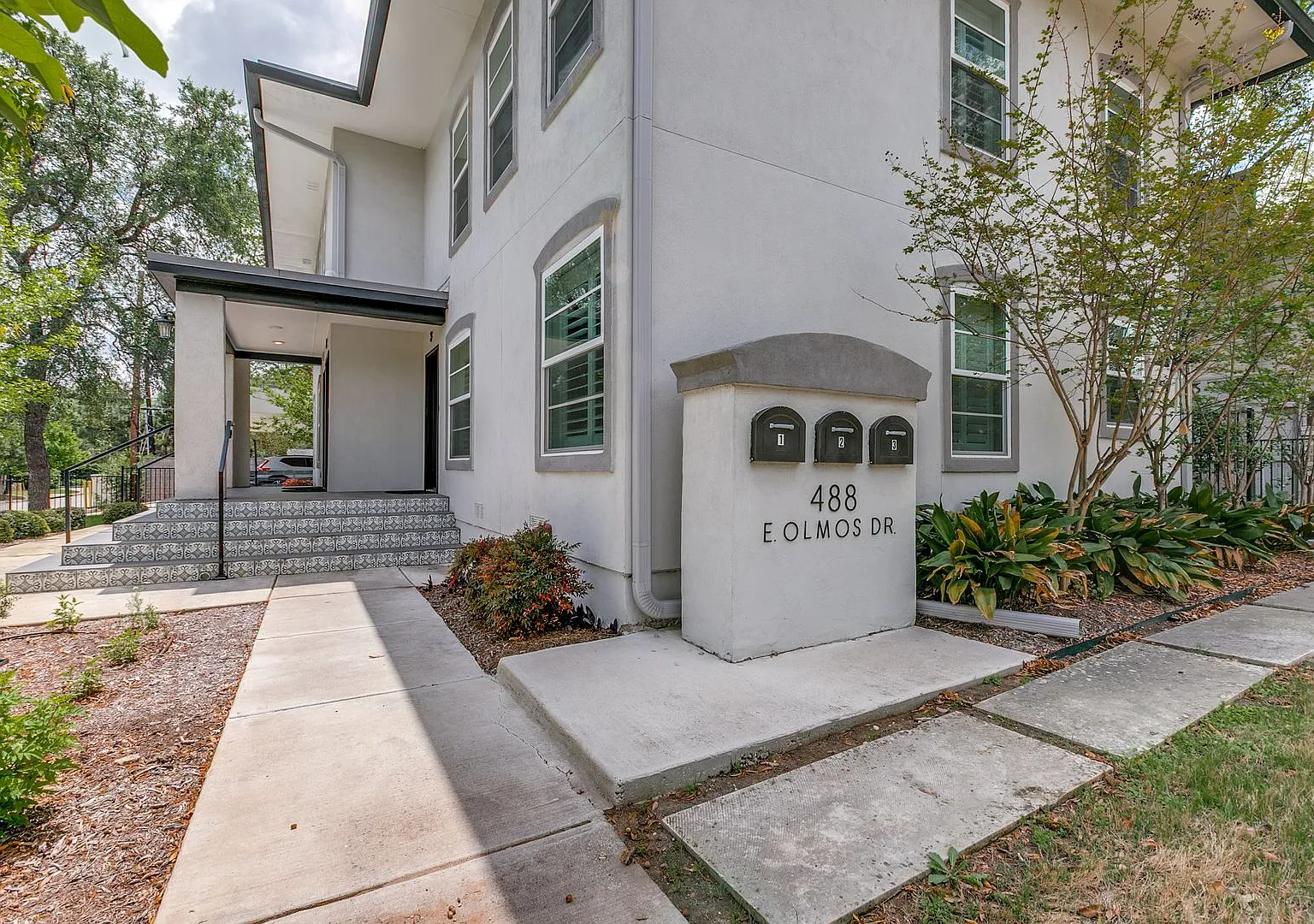 Beautiful First Floor, 2-Bedroom Apartment In Olmos Park — Photo 3