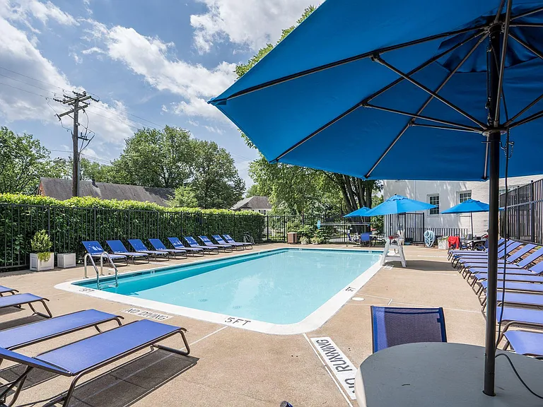 Pool only for members in the community!