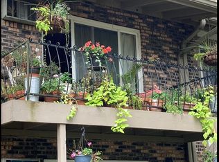 9S125 Lake Dr #203, Willowbrook, IL 60527