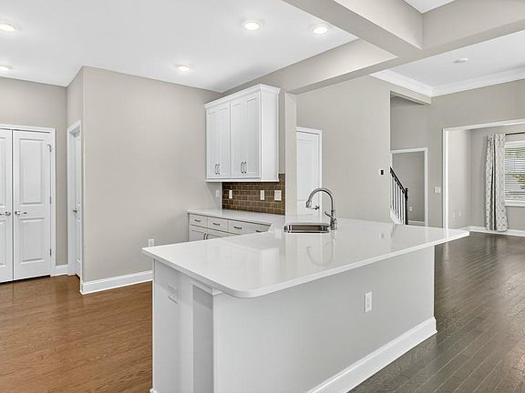 5th image of 1401 Lexington Green Pnes