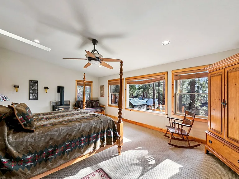458 Center St — Photo 41