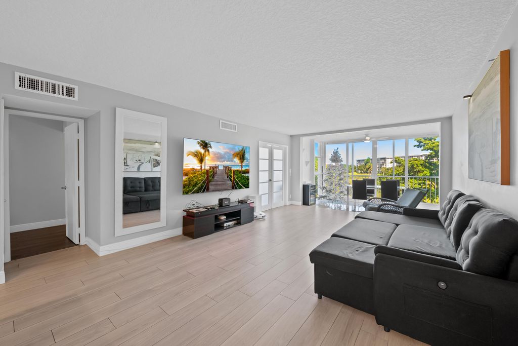 2901 S Palm Aire Dr APT 402, photo 8