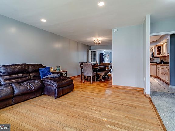 5th image of 2889 Eastburn Ave