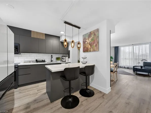 350 Quigley Rd #324, Hamilton, ON L8K 5N2