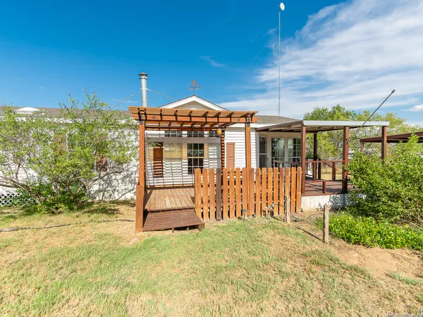 702 COUNTY ROAD 315, Stockdale, TX 78160