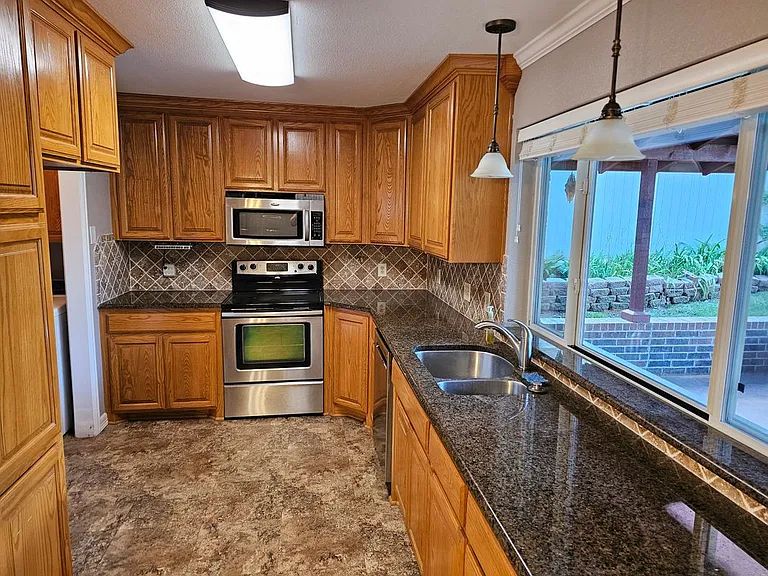 405 Atkerson Ln — Photo 8