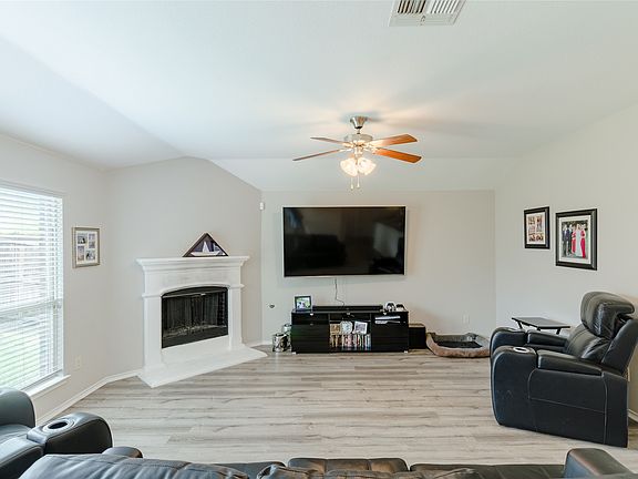 3rd image of 1107 Dickenson Dr