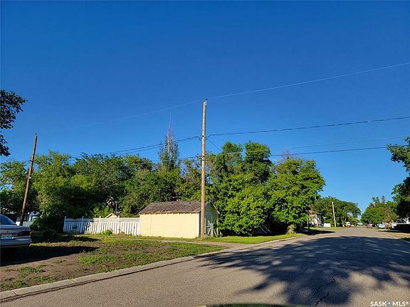 5th image of 313 Main St