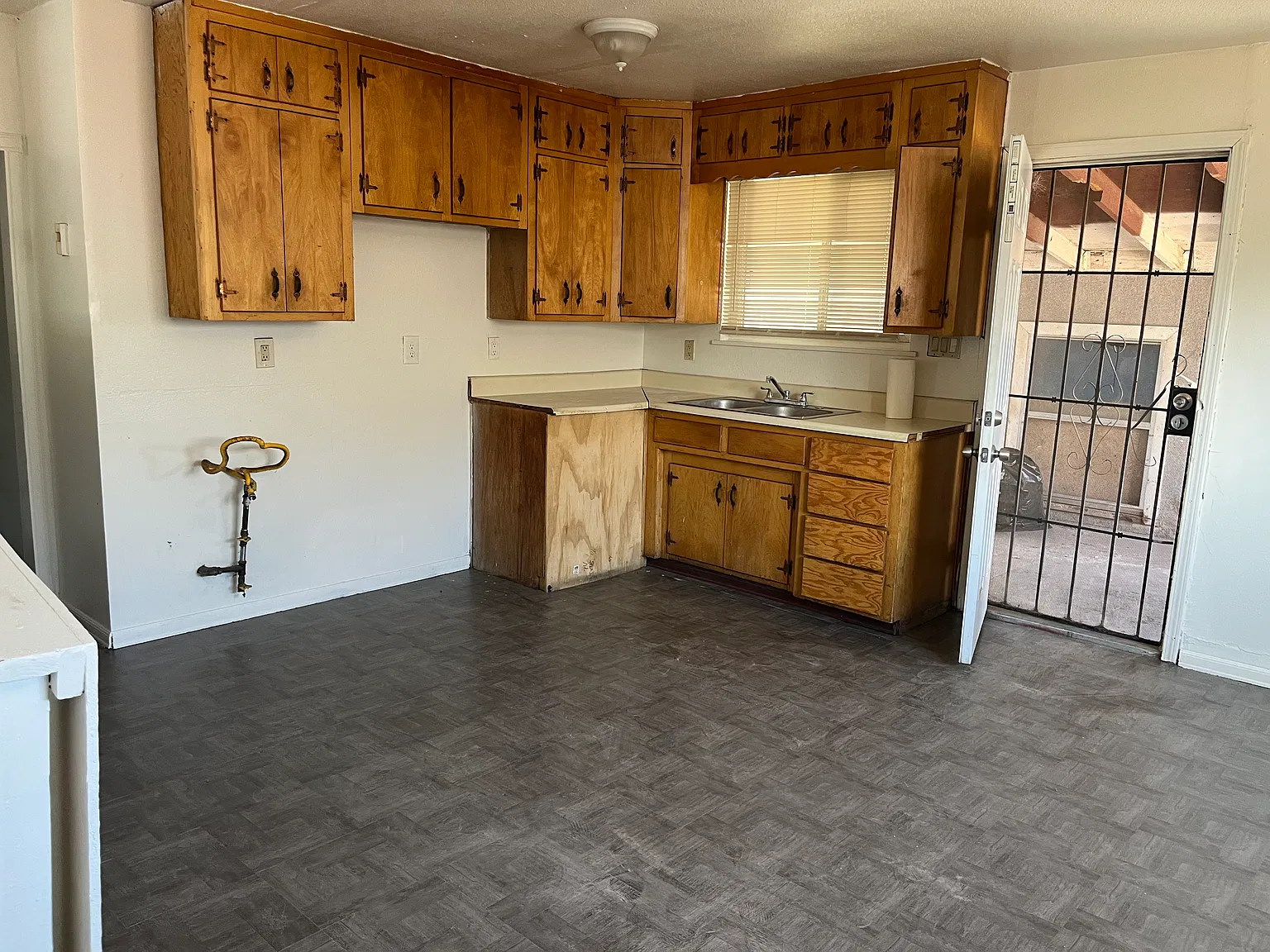 Flora Ave, Barstow — Photo 4