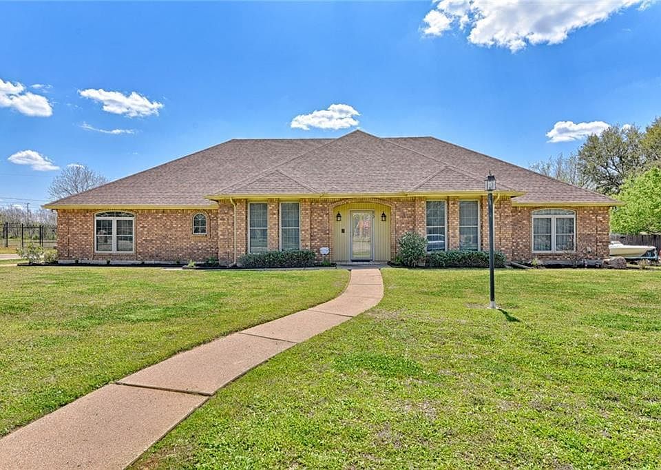 1st image of 812 Shady Creek Dr