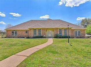 812 Shady Creek Dr, Kennedale, TX 76060