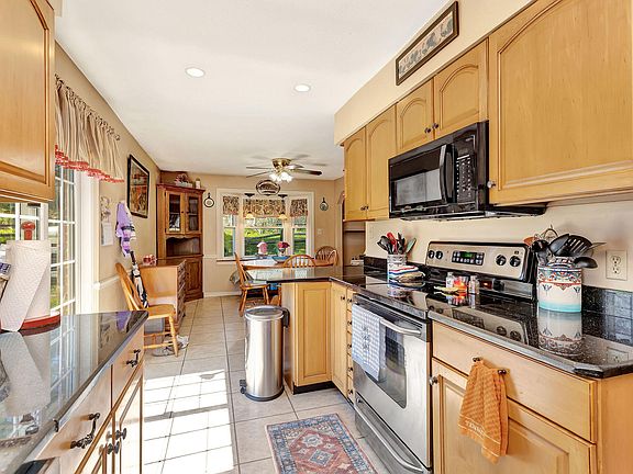 5th image of 2487 Grandview Rd