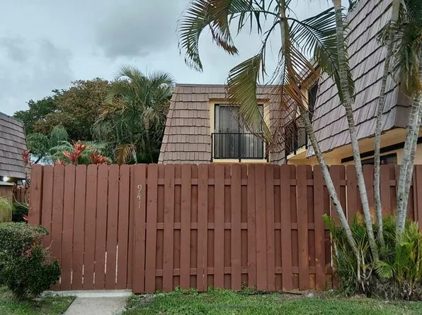 941 Springdale Cir, Palm Springs, FL 33461