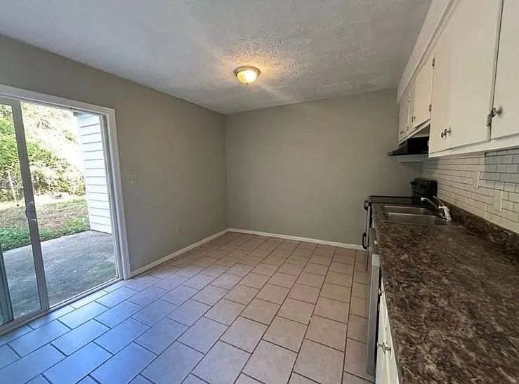 305-307 Jockey Club Dr — Photo 5
