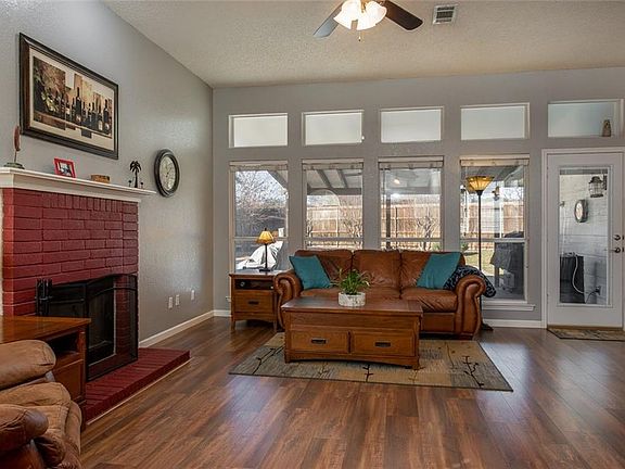 3rd image of 325 Summerhill Dr