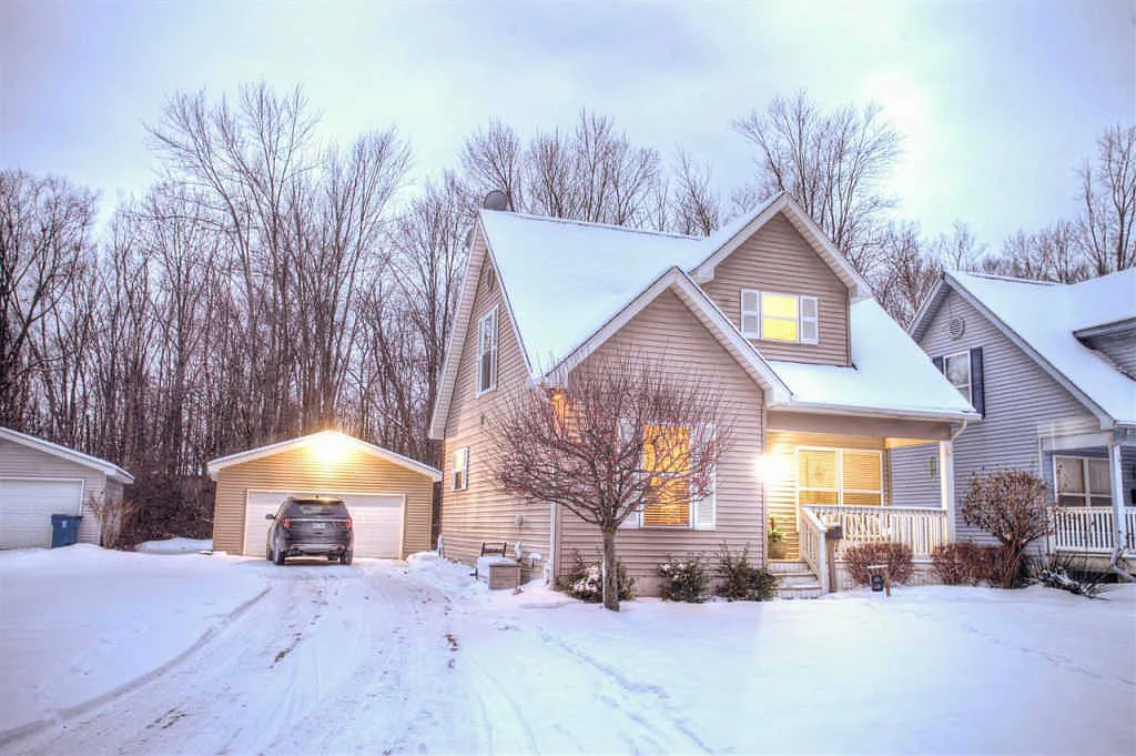382 Elm St photo 1