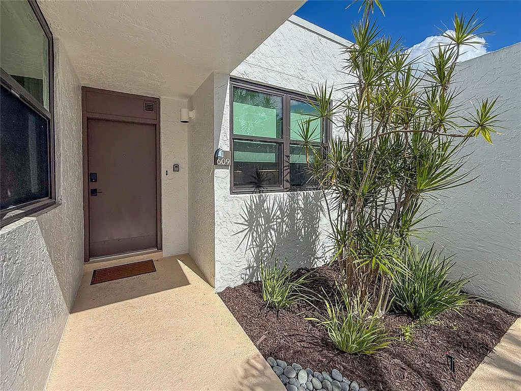 2 bed, 2.0 bath, 1260 sqft, $13,000 — Photo 4