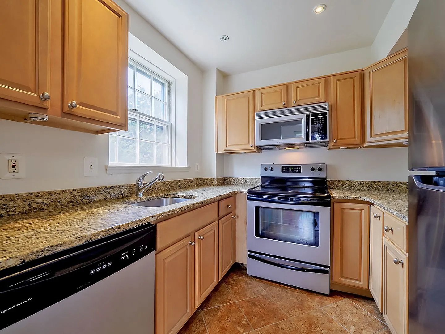 1BR with Loft/Den in NW DC's McLean Gardens 999 SF — Photo 4