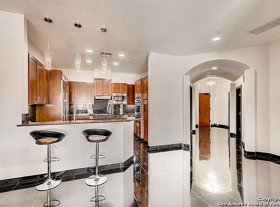4th image of 230 Dwyer Ave #1001